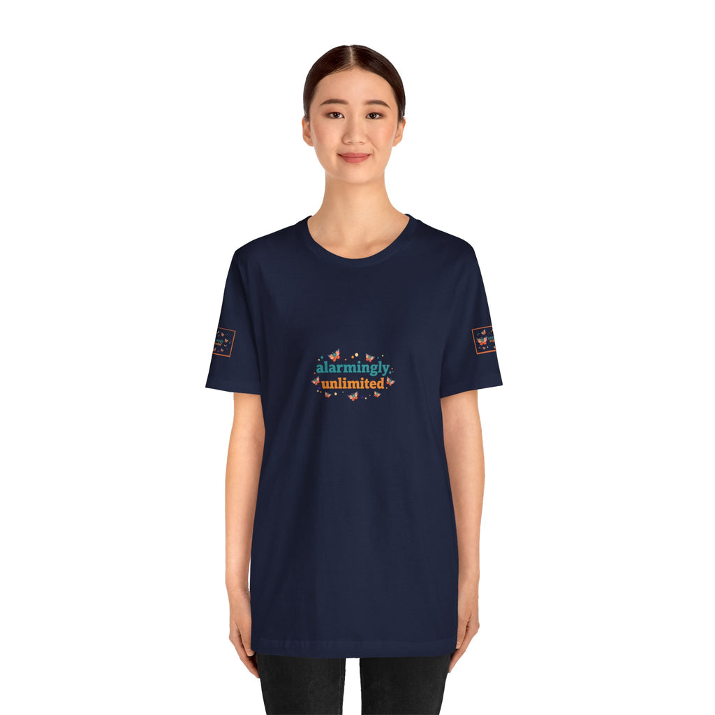 T-shirt Alarmingy Unlimited — Maglietta Grafica con Farfalla e Bruco Stravaganti