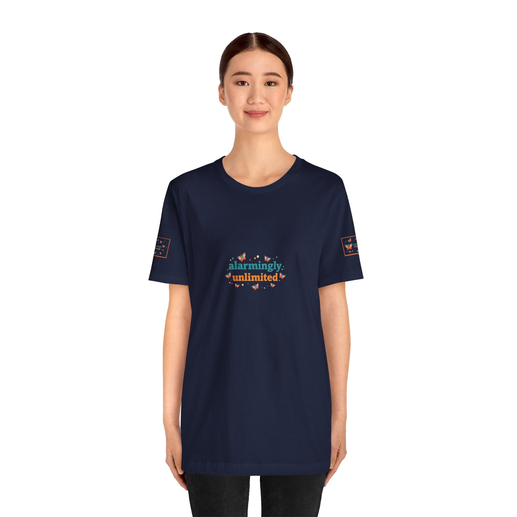 T-shirt Alarmingy Unlimited — Maglietta Grafica con Farfalla e Bruco Stravaganti