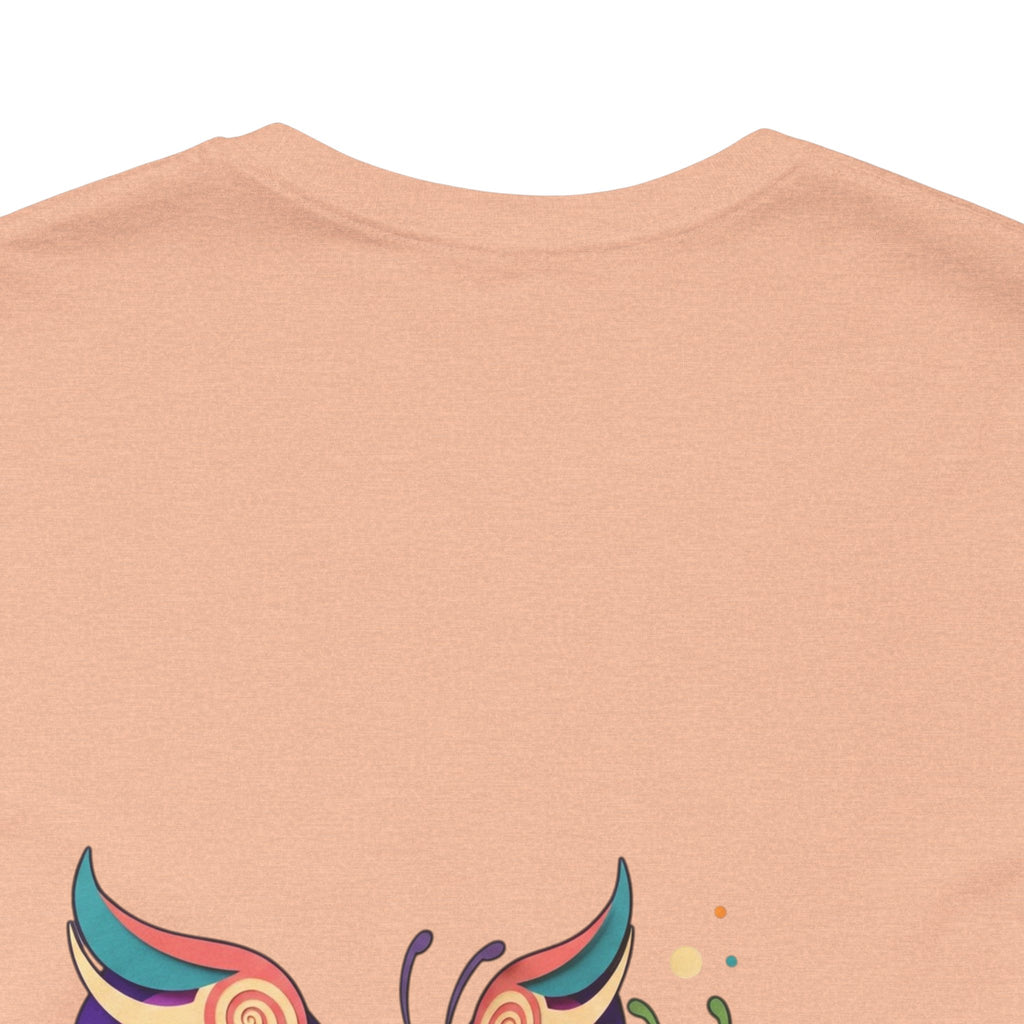 T-shirt Alarmingy Unlimited — Maglietta Grafica con Farfalla e Bruco Stravaganti