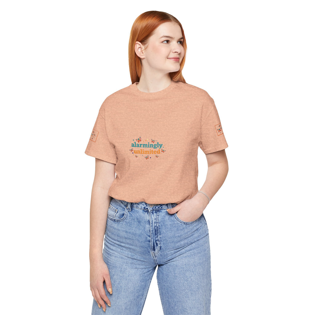T-shirt Alarmingy Unlimited — Maglietta Grafica con Farfalla e Bruco Stravaganti