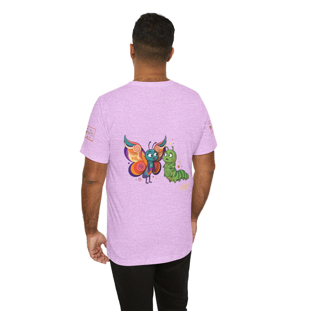 T-shirt Alarmingy Unlimited — Maglietta Grafica con Farfalla e Bruco Stravaganti