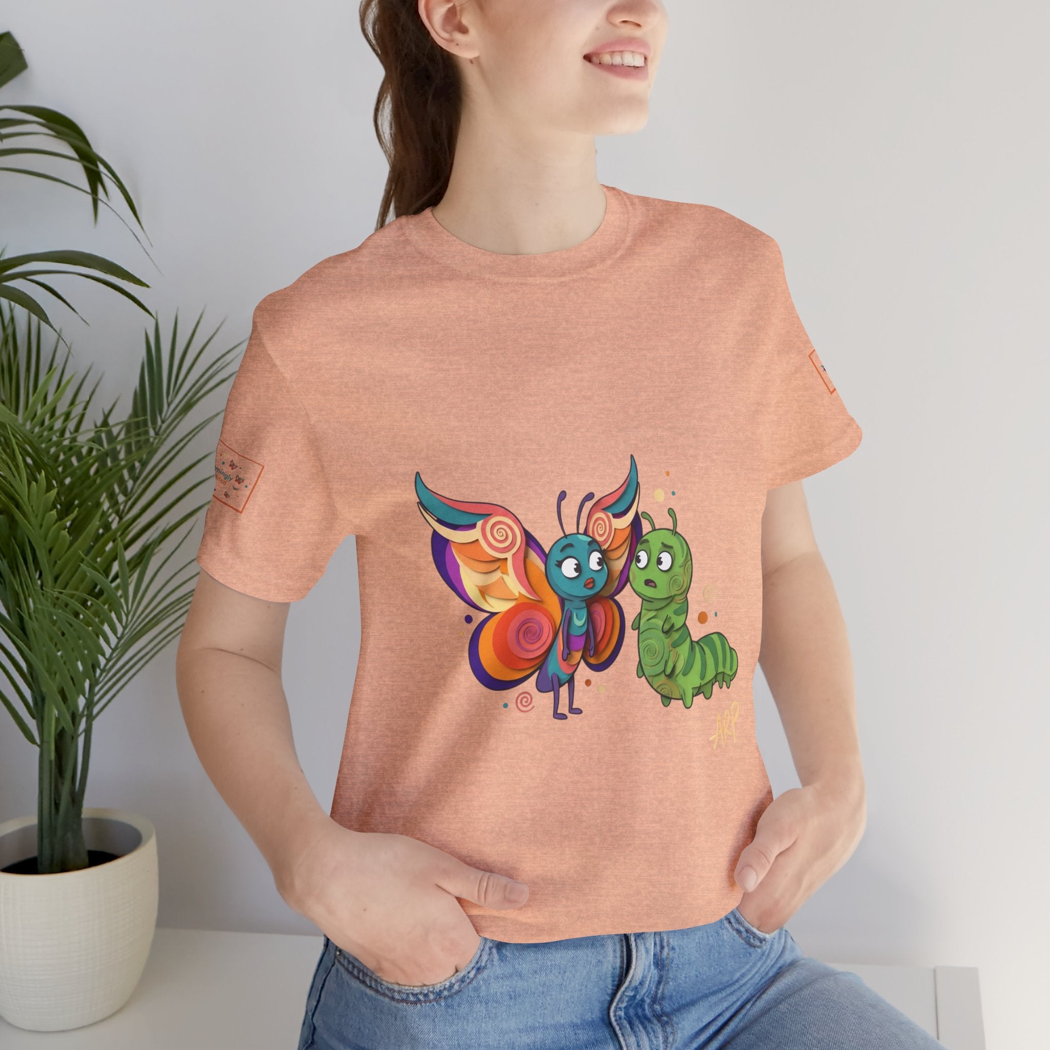 Allarmante T-Shirt Unlimited Tee Flip Variant — Maglietta Grafica Stravagante Farfalla e Bruco