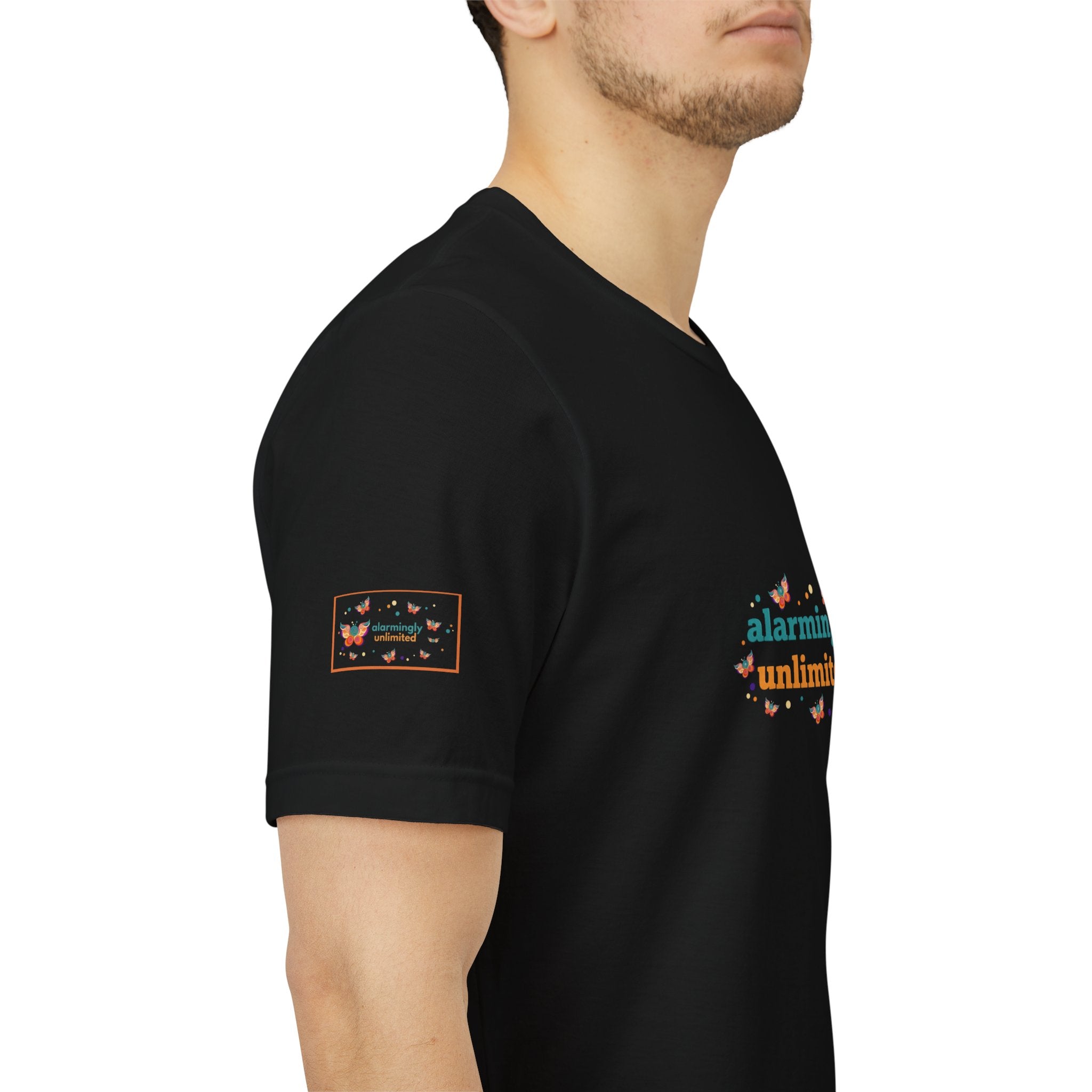 T-shirt Alarmingy Unlimited — Maglietta Grafica con Farfalla e Bruco Stravaganti