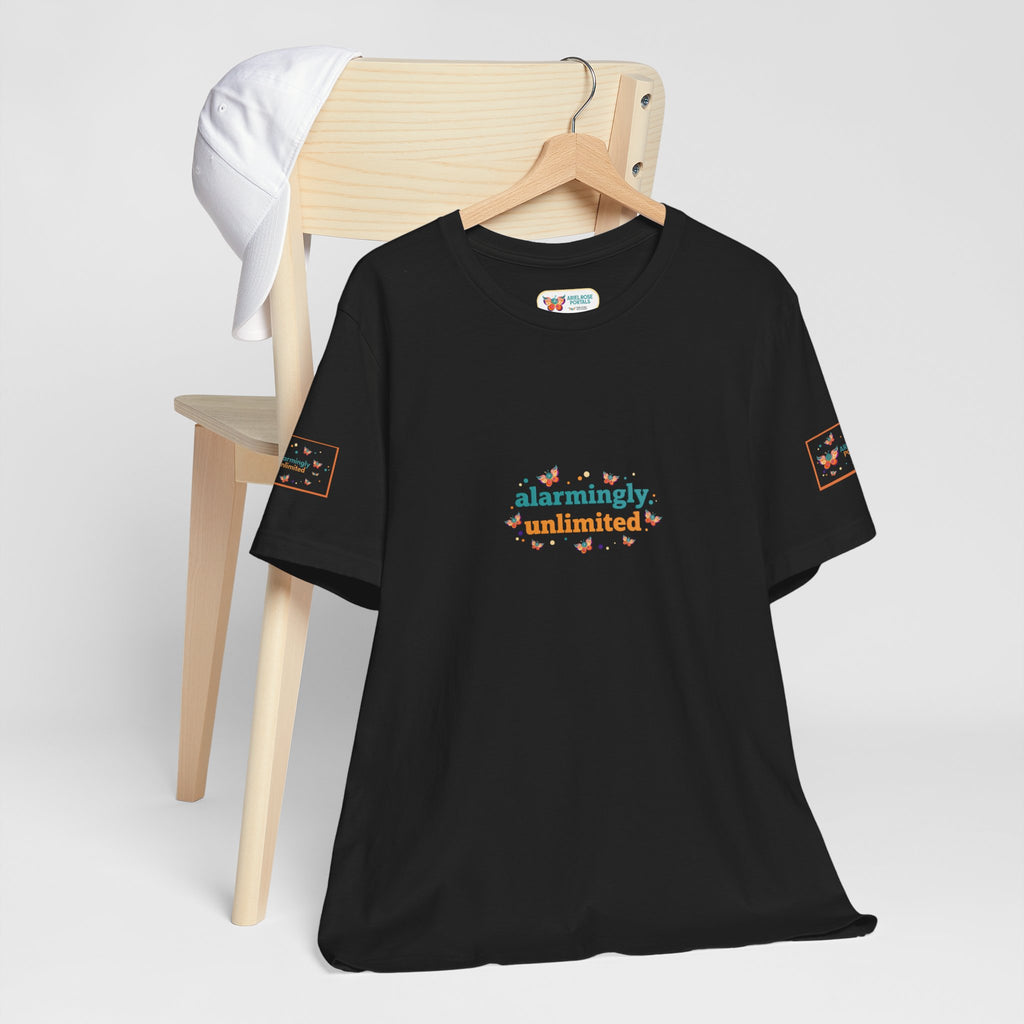 T-shirt Alarmingy Unlimited — Maglietta Grafica con Farfalla e Bruco Stravaganti