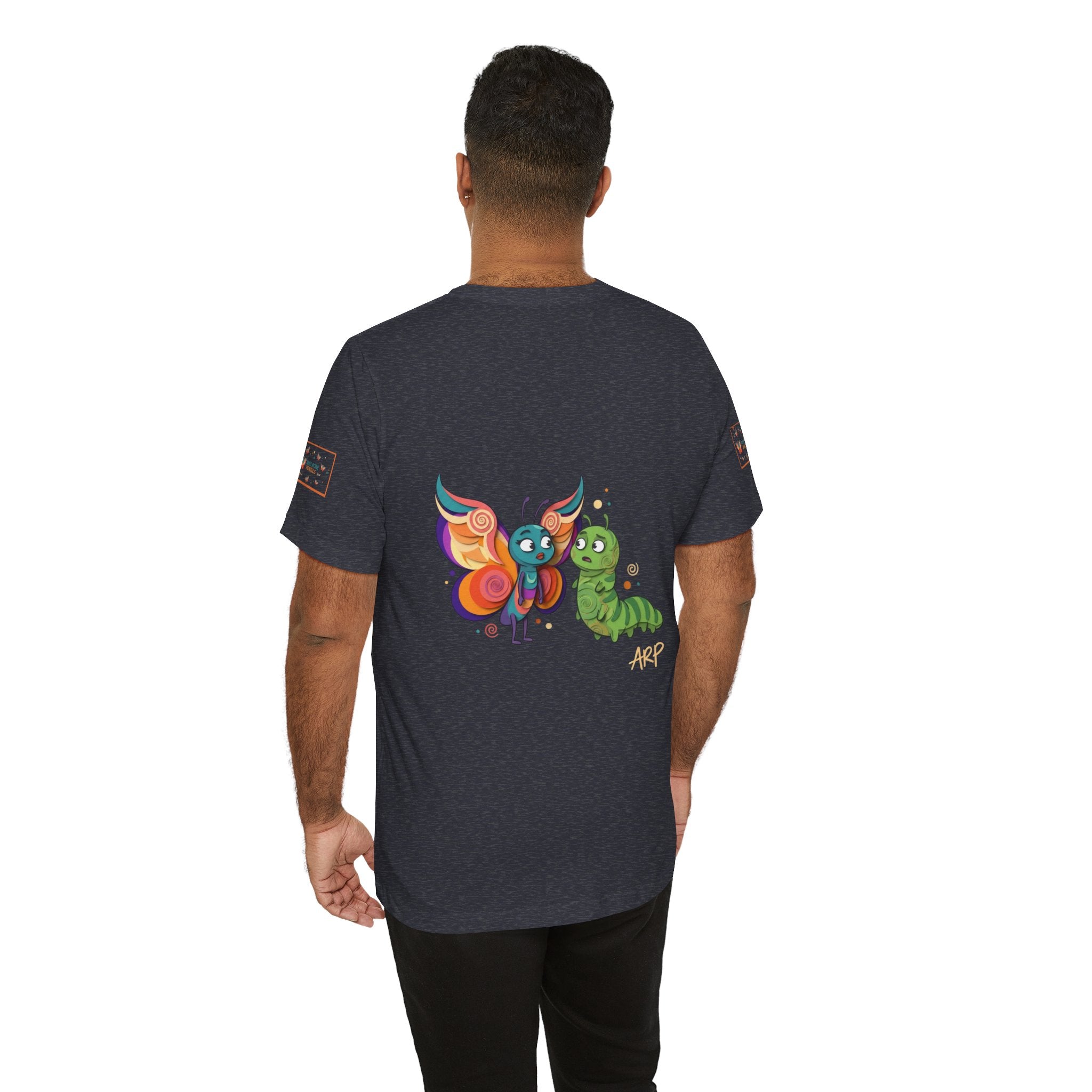T-shirt Alarmingy Unlimited — Maglietta Grafica con Farfalla e Bruco Stravaganti