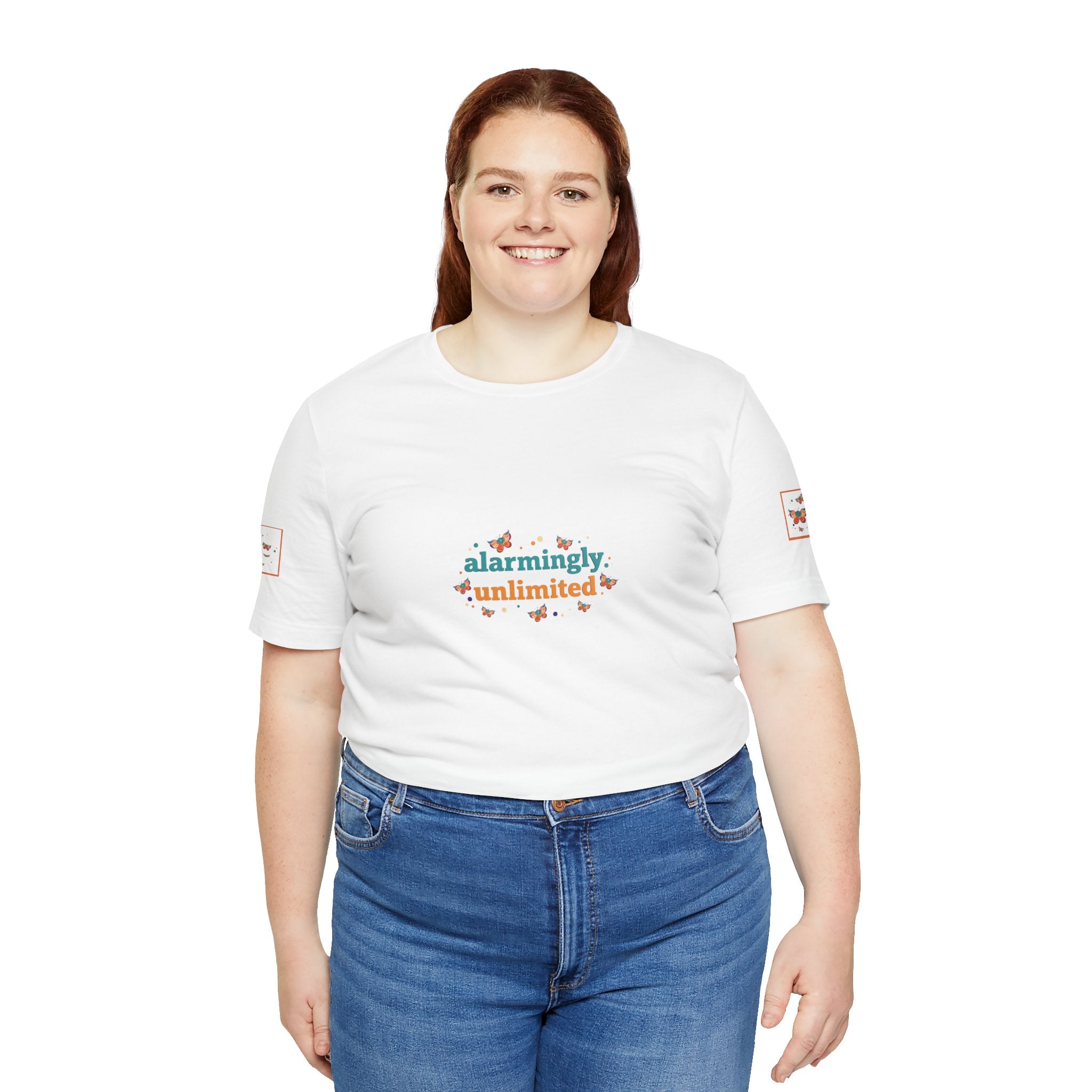 T-shirt Alarmingy Unlimited — Maglietta Grafica con Farfalla e Bruco Stravaganti