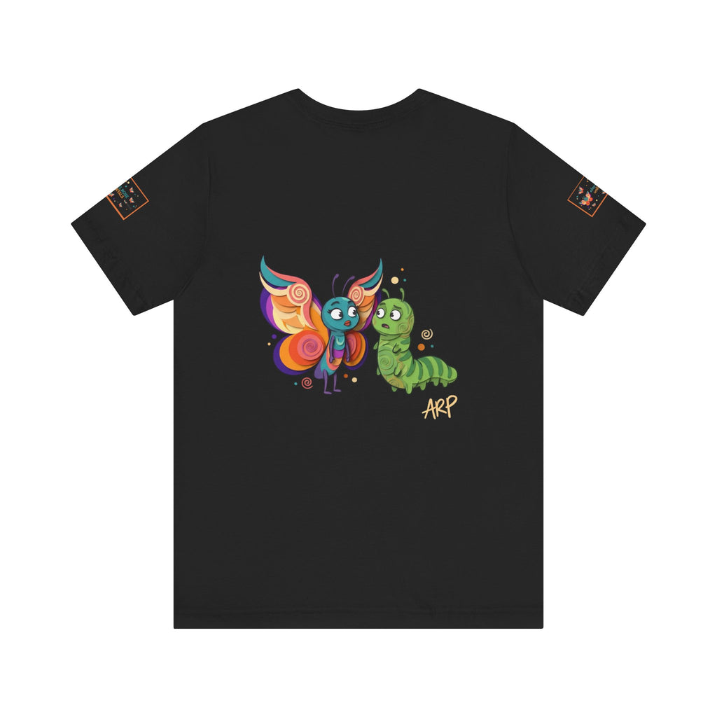 T-shirt Alarmingy Unlimited — Maglietta Grafica con Farfalla e Bruco Stravaganti