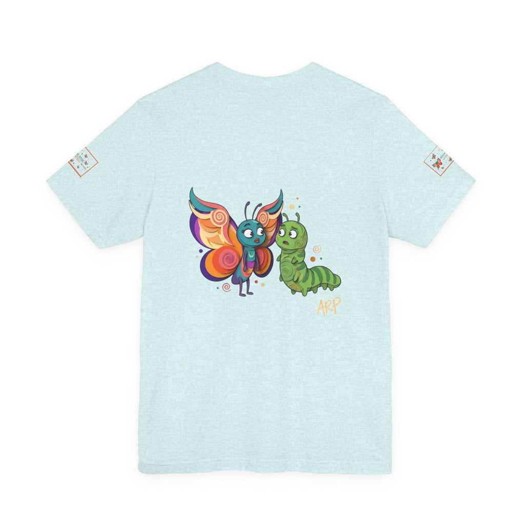 T-shirt Alarmingy Unlimited — Maglietta Grafica con Farfalla e Bruco Stravaganti