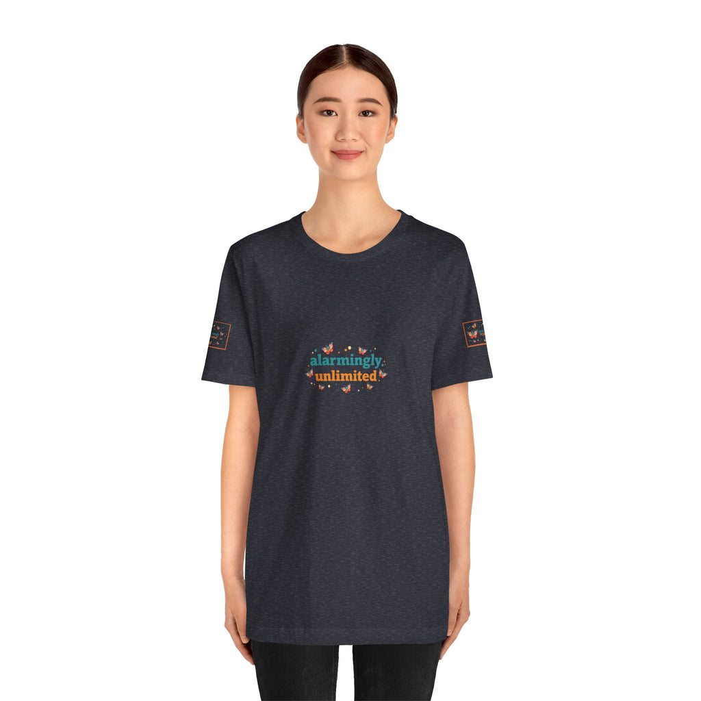 T-shirt Alarmingy Unlimited — Maglietta Grafica con Farfalla e Bruco Stravaganti