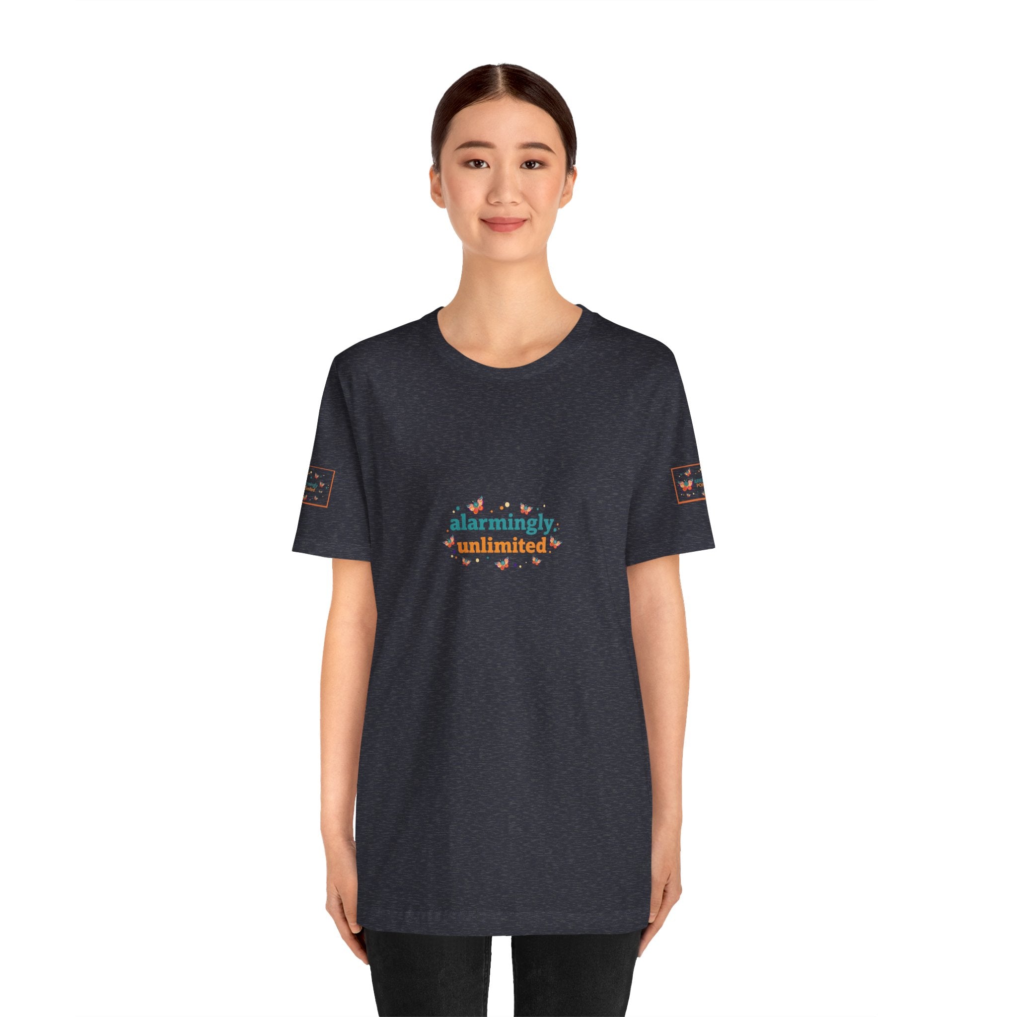T-shirt Alarmingy Unlimited — Maglietta Grafica con Farfalla e Bruco Stravaganti