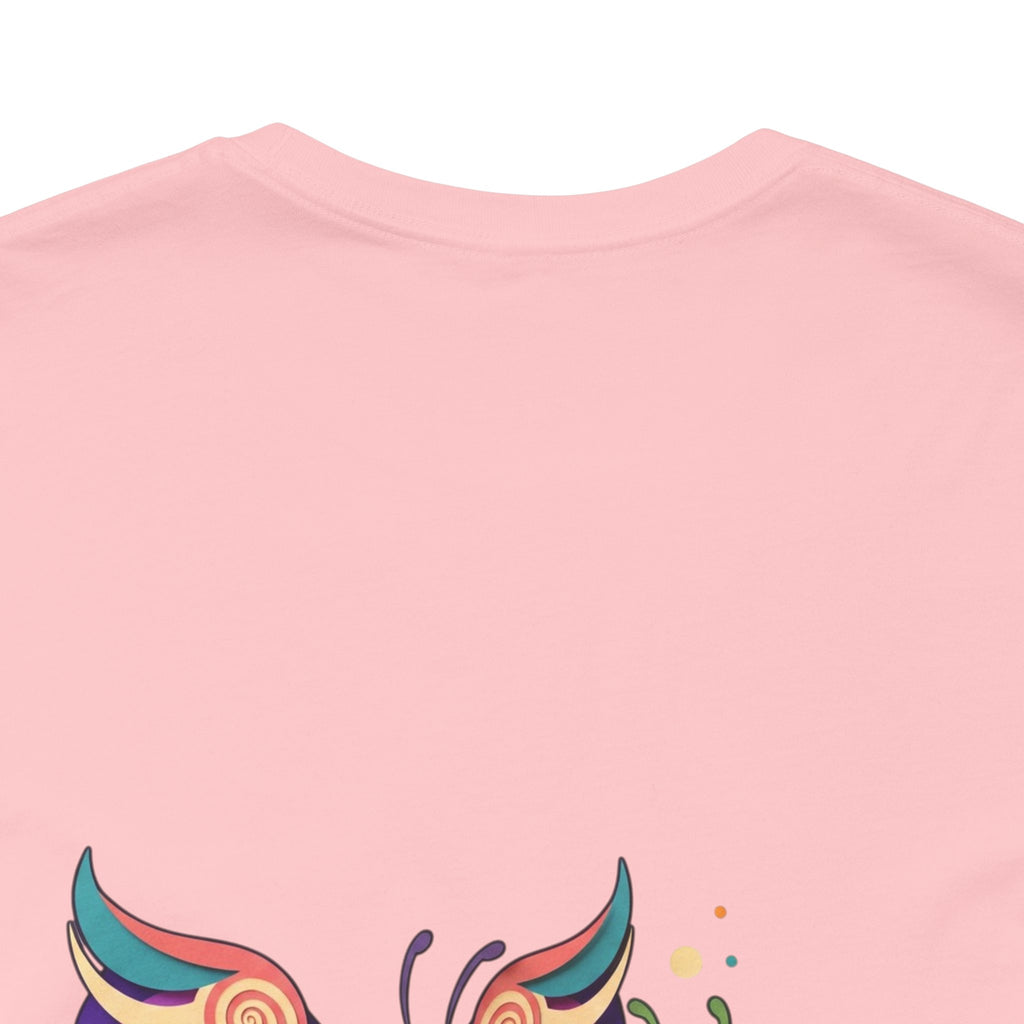 T-shirt Alarmingy Unlimited — Maglietta Grafica con Farfalla e Bruco Stravaganti