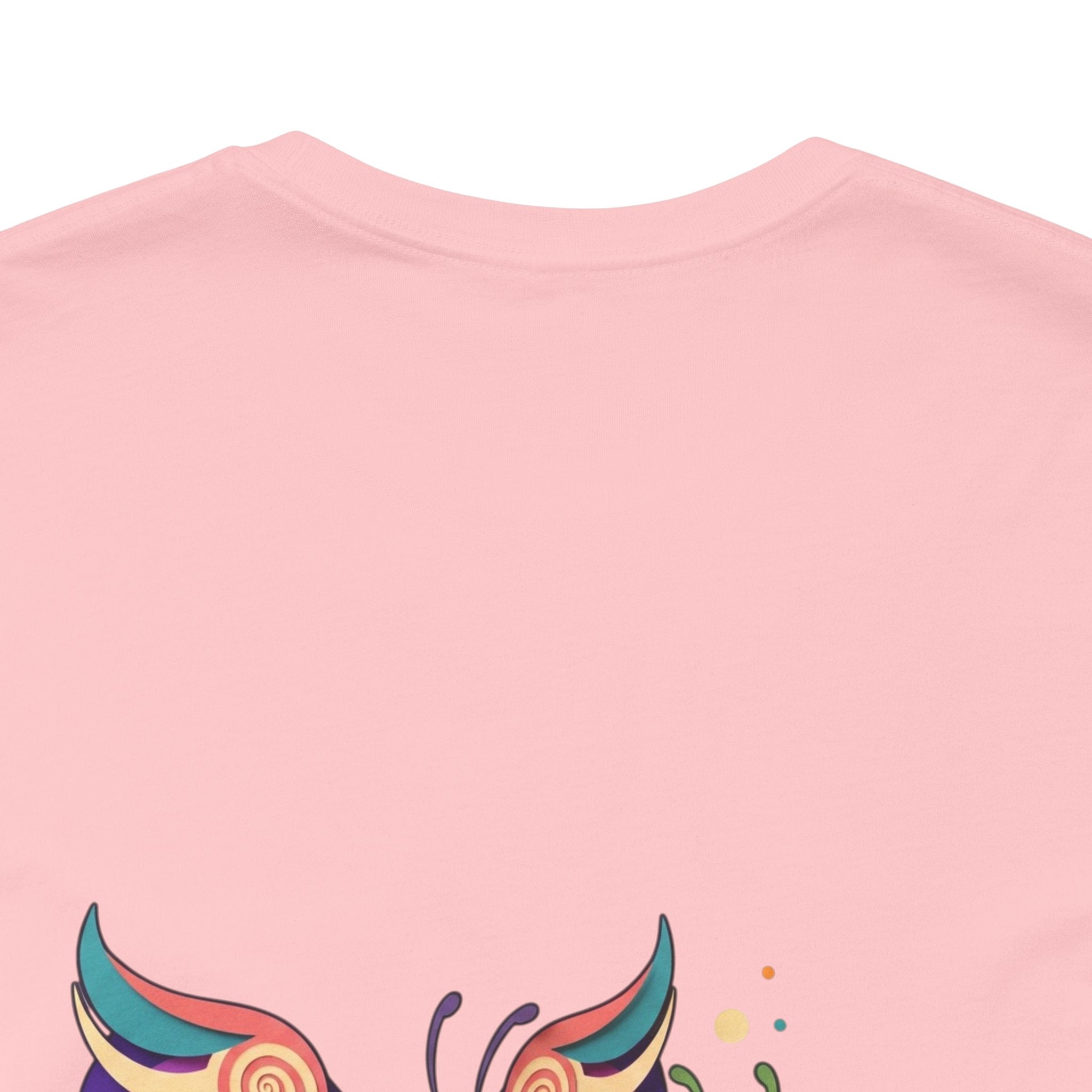 T-shirt Alarmingy Unlimited — Maglietta Grafica con Farfalla e Bruco Stravaganti