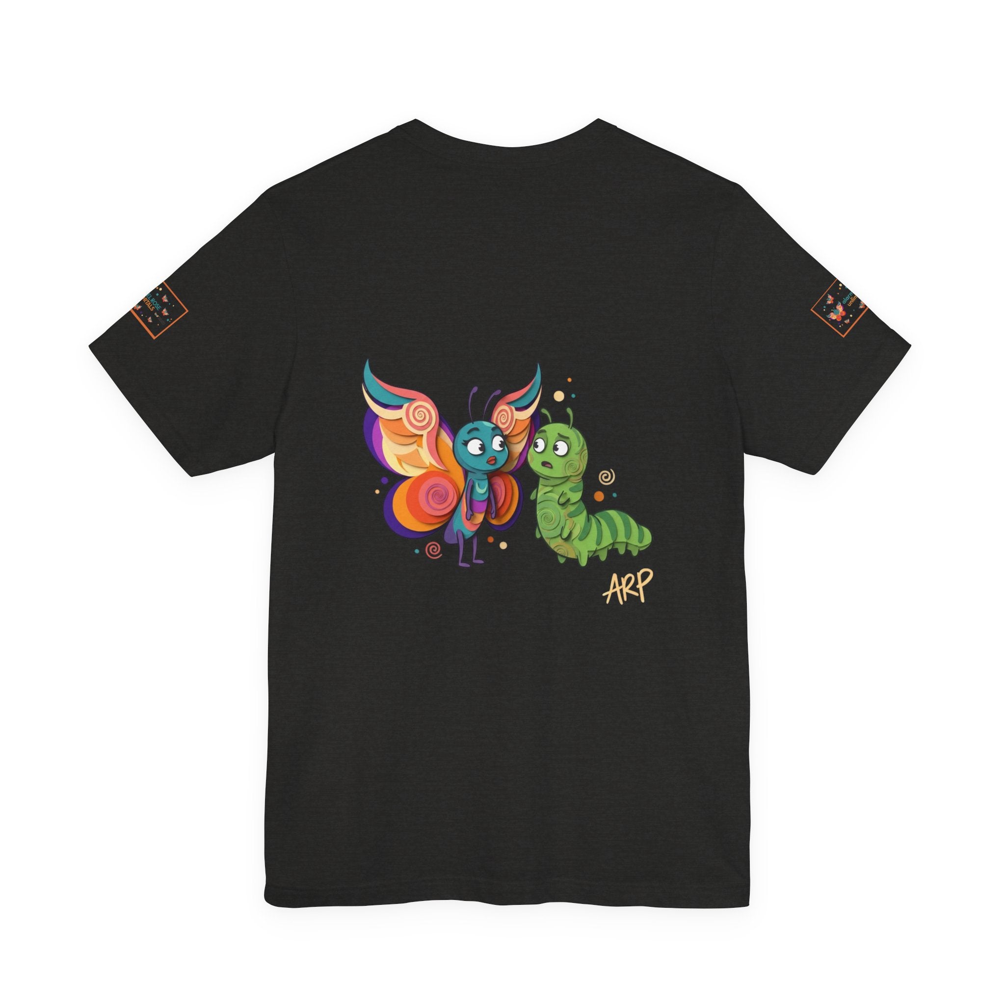 T-shirt Alarmingy Unlimited — Maglietta Grafica con Farfalla e Bruco Stravaganti