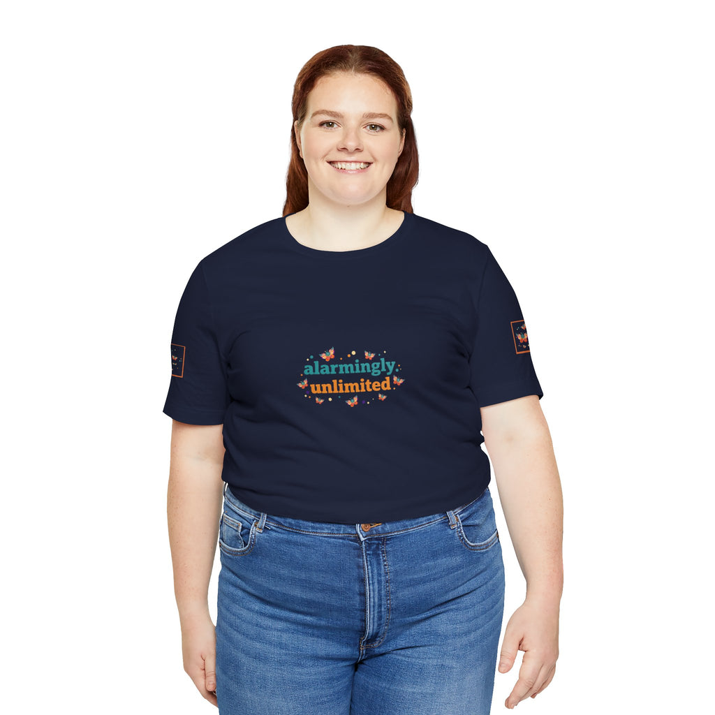 T-shirt Alarmingy Unlimited — Maglietta Grafica con Farfalla e Bruco Stravaganti
