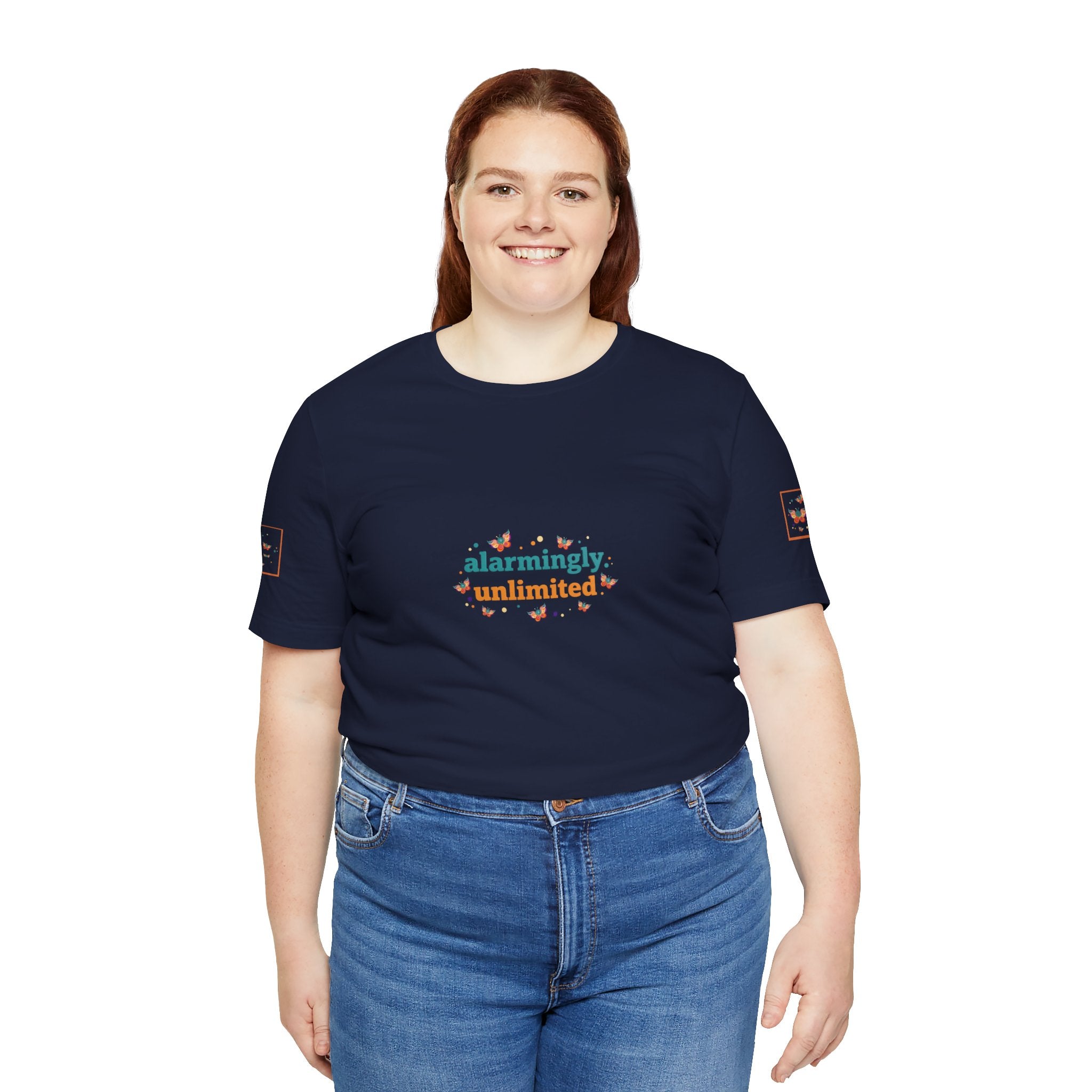T-shirt Alarmingy Unlimited — Maglietta Grafica con Farfalla e Bruco Stravaganti