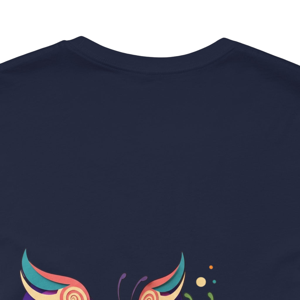 T-shirt Alarmingy Unlimited — Maglietta Grafica con Farfalla e Bruco Stravaganti