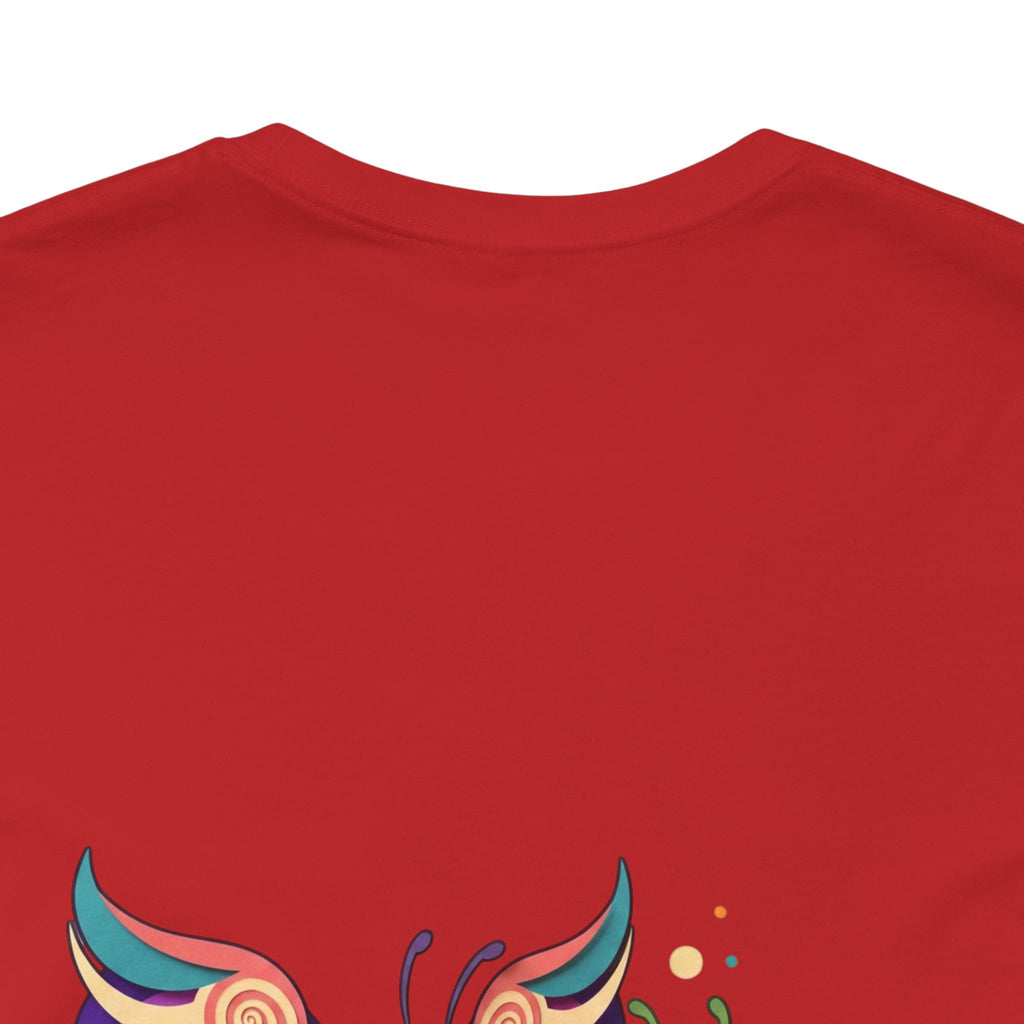 T-shirt Alarmingy Unlimited — Maglietta Grafica con Farfalla e Bruco Stravaganti