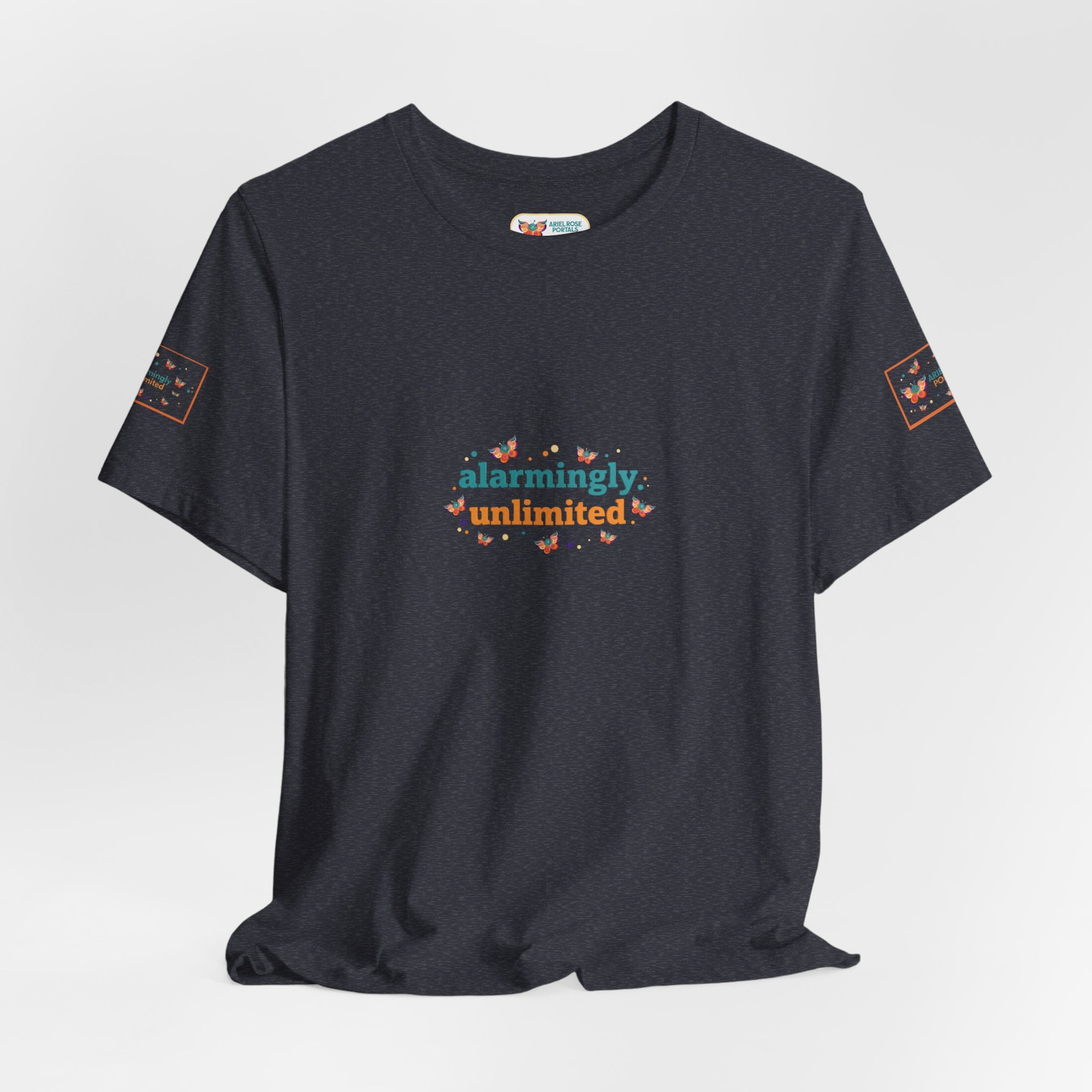 T-shirt Alarmingy Unlimited — Maglietta Grafica con Farfalla e Bruco Stravaganti