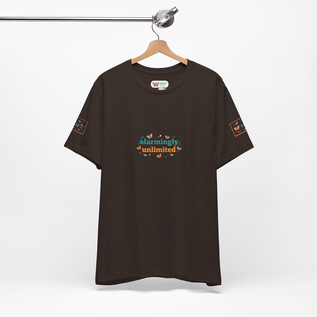 T-shirt Alarmingy Unlimited — Maglietta Grafica con Farfalla e Bruco Stravaganti