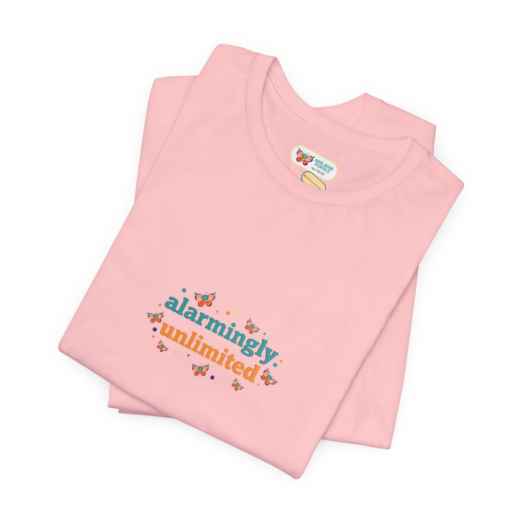 T-shirt Alarmingy Unlimited — Maglietta Grafica con Farfalla e Bruco Stravaganti