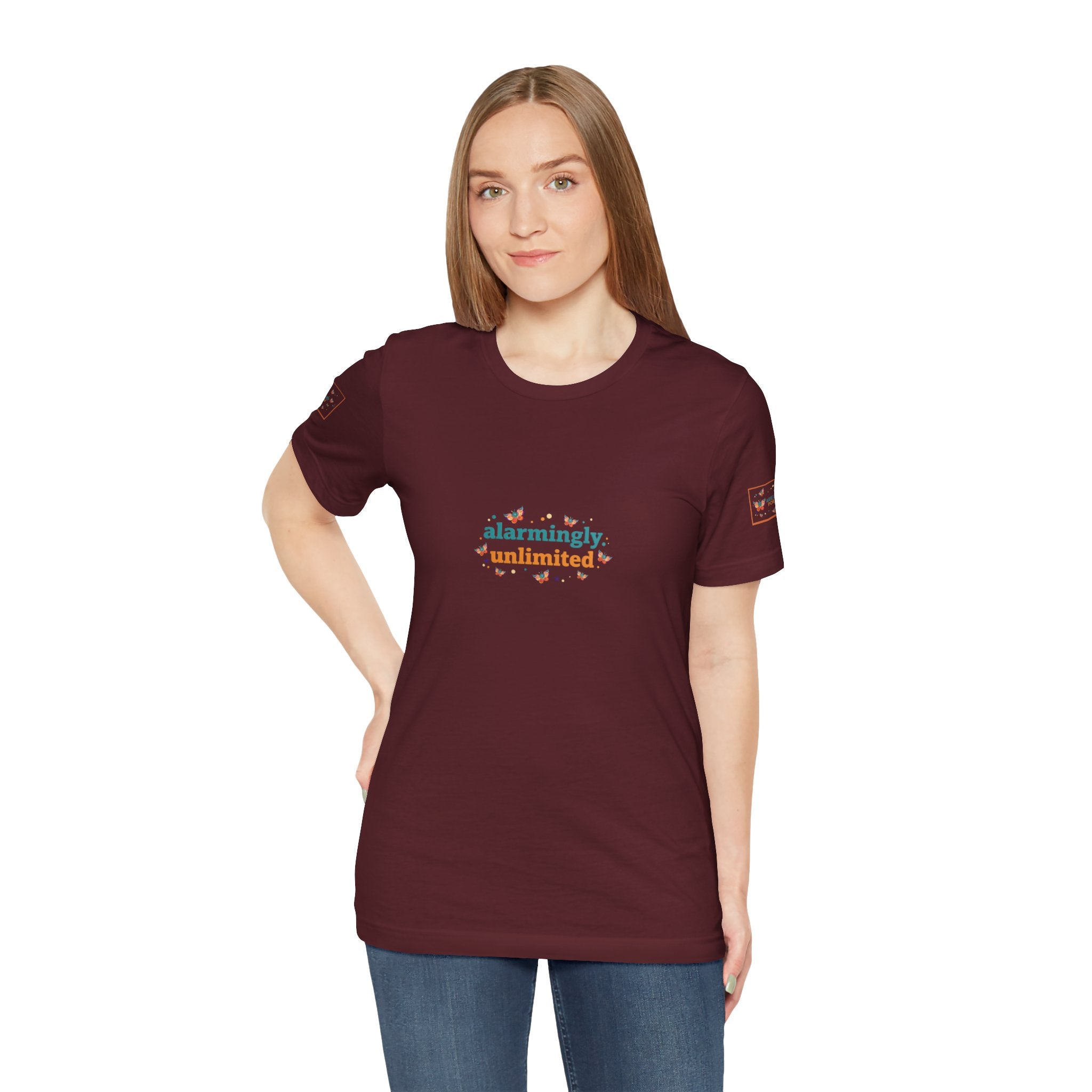 T-shirt Alarmingy Unlimited — Maglietta Grafica con Farfalla e Bruco Stravaganti