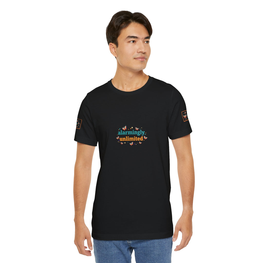 T-shirt Alarmingy Unlimited — Maglietta Grafica con Farfalla e Bruco Stravaganti