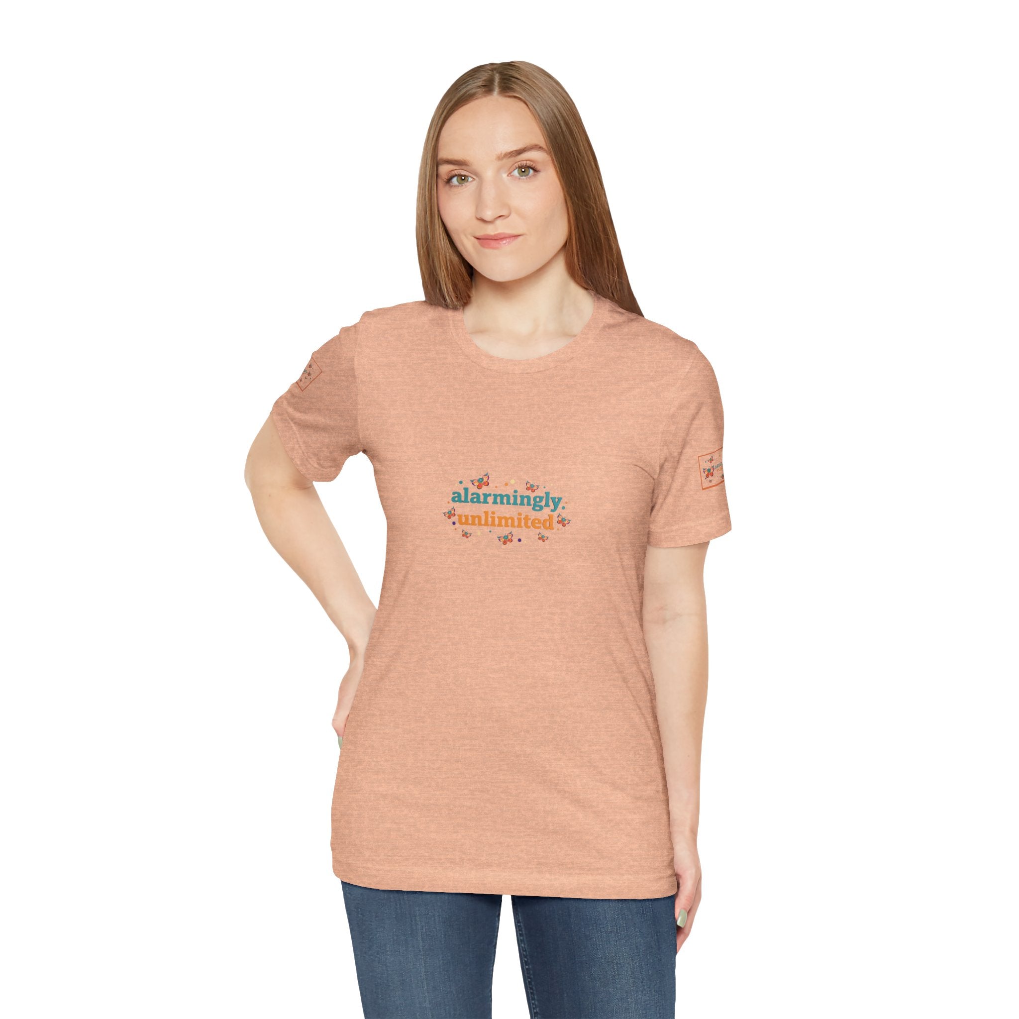 T-shirt Alarmingy Unlimited — Maglietta Grafica con Farfalla e Bruco Stravaganti