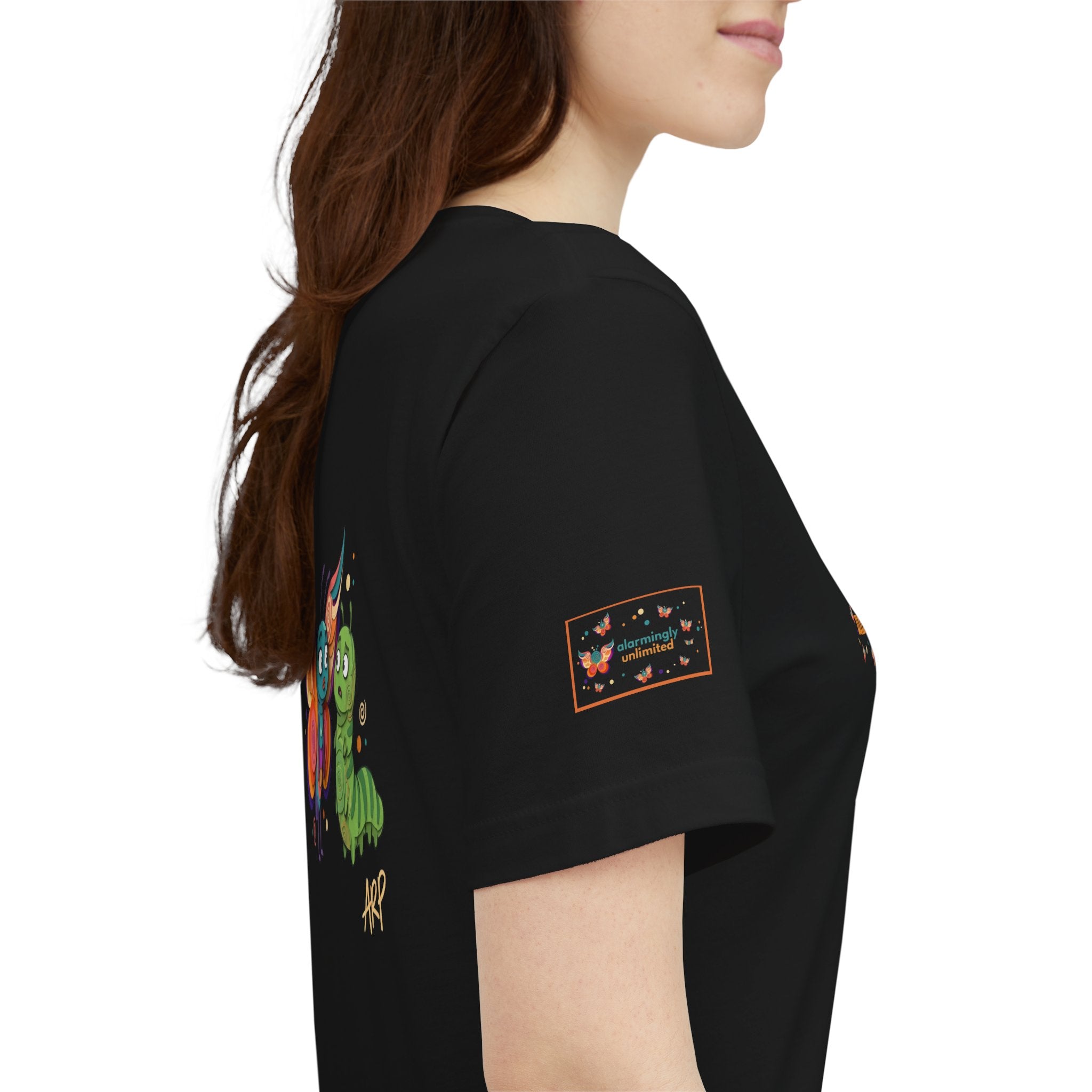 T-shirt Alarmingy Unlimited — Maglietta Grafica con Farfalla e Bruco Stravaganti