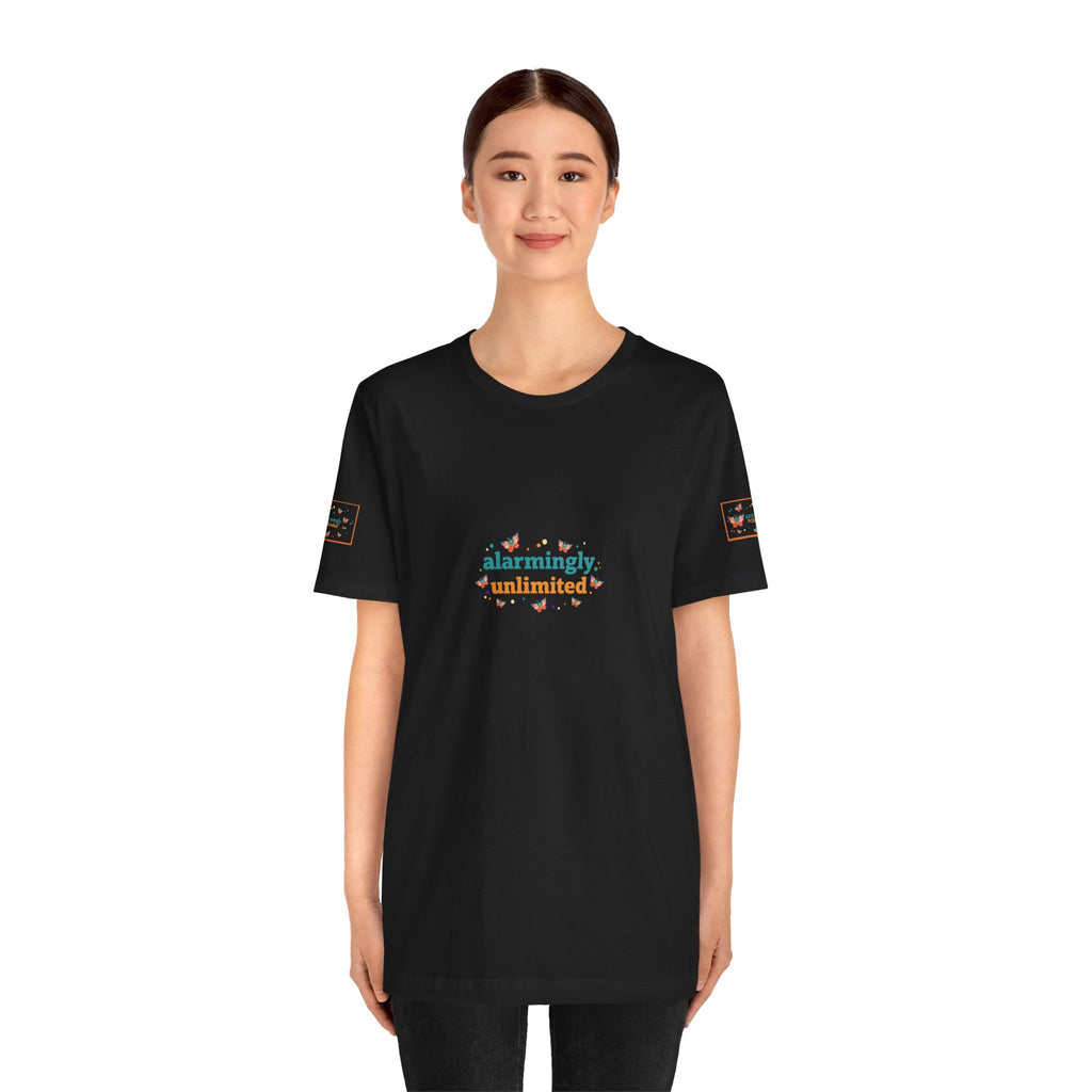 T-shirt Alarmingy Unlimited — Maglietta Grafica con Farfalla e Bruco Stravaganti