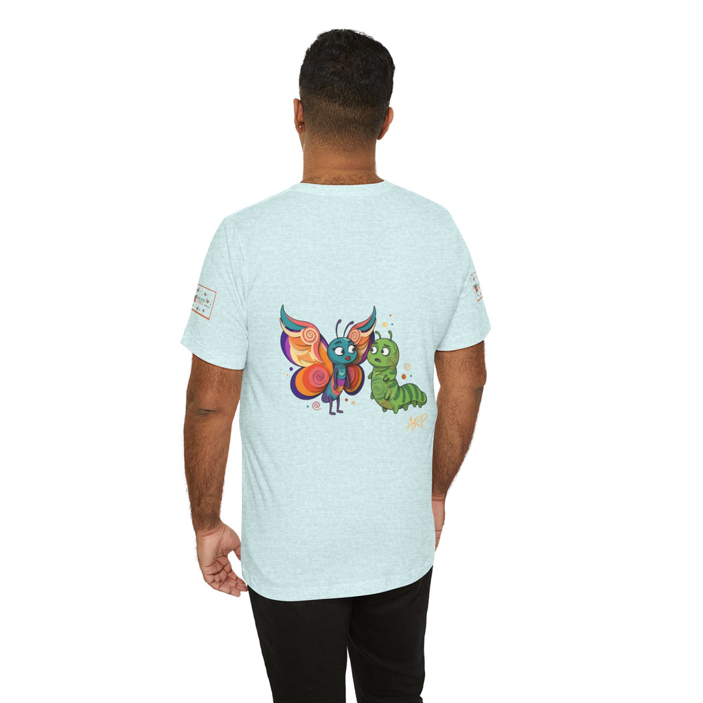T-shirt Alarmingy Unlimited — Maglietta Grafica con Farfalla e Bruco Stravaganti