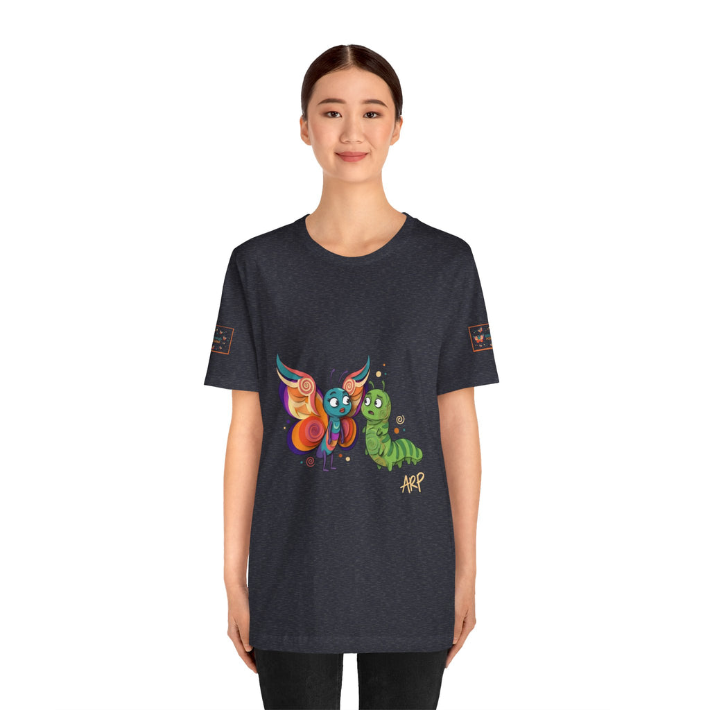 Allarmante T-Shirt Unlimited Tee Flip Variant — Maglietta Grafica Stravagante Farfalla e Bruco