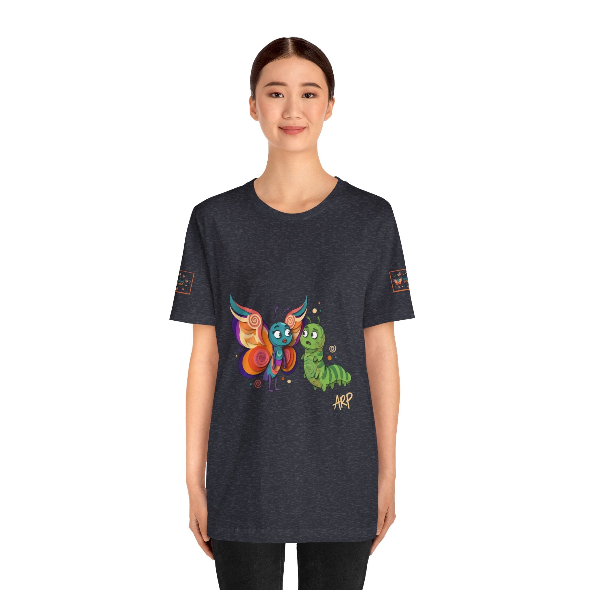 Allarmante T-Shirt Unlimited Tee Flip Variant — Maglietta Grafica Stravagante Farfalla e Bruco