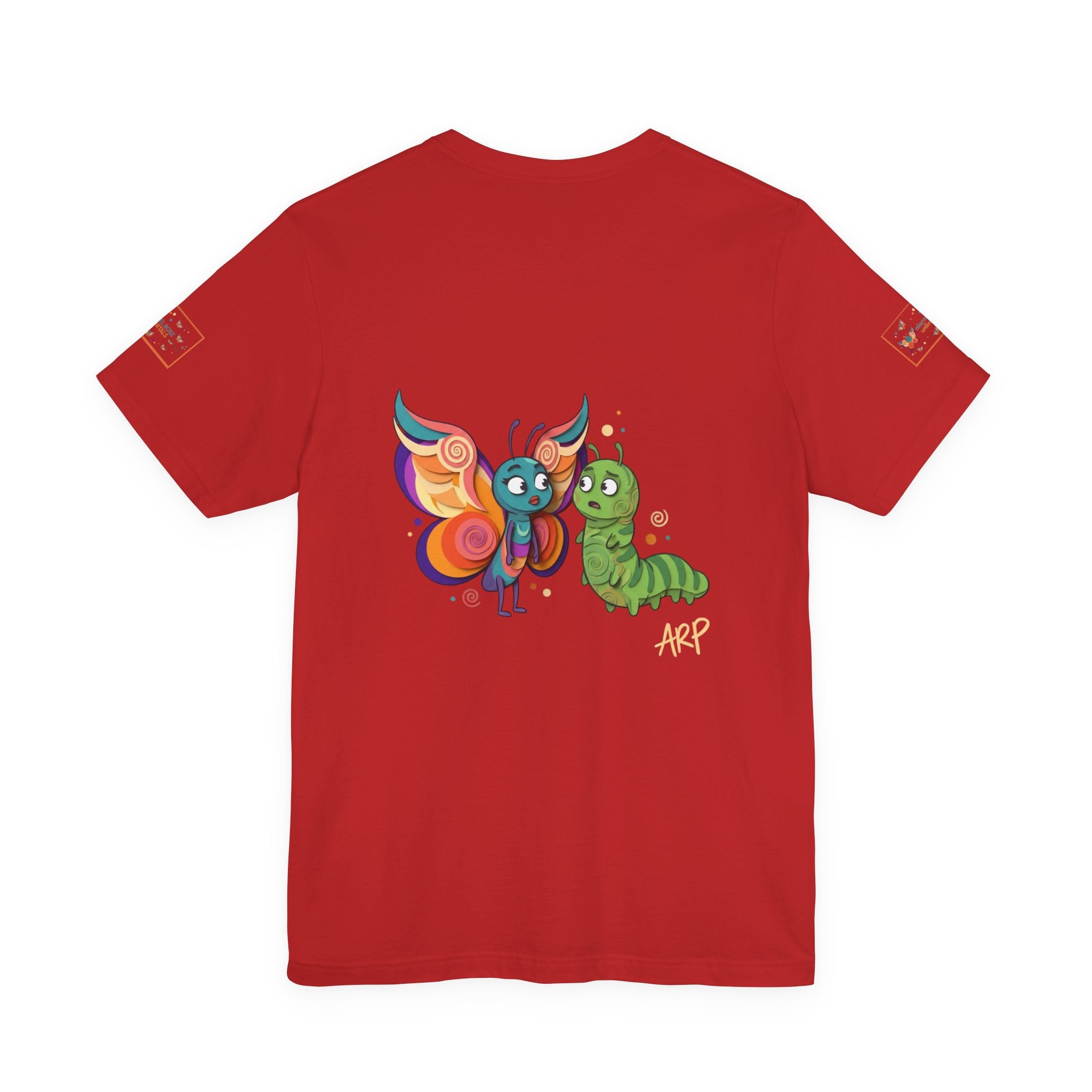 T-shirt Alarmingy Unlimited — Maglietta Grafica con Farfalla e Bruco Stravaganti