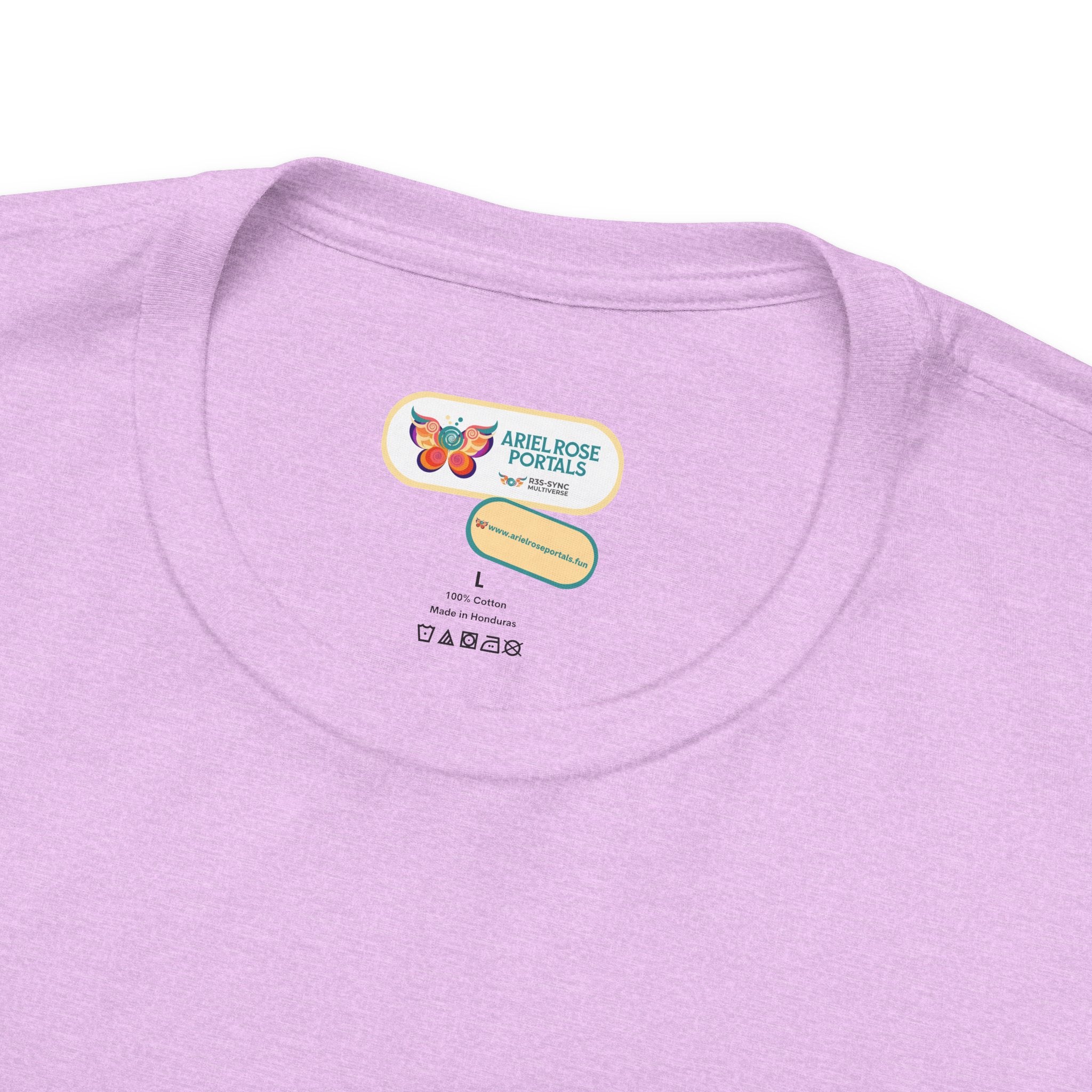 T-shirt Alarmingy Unlimited — Maglietta Grafica con Farfalla e Bruco Stravaganti