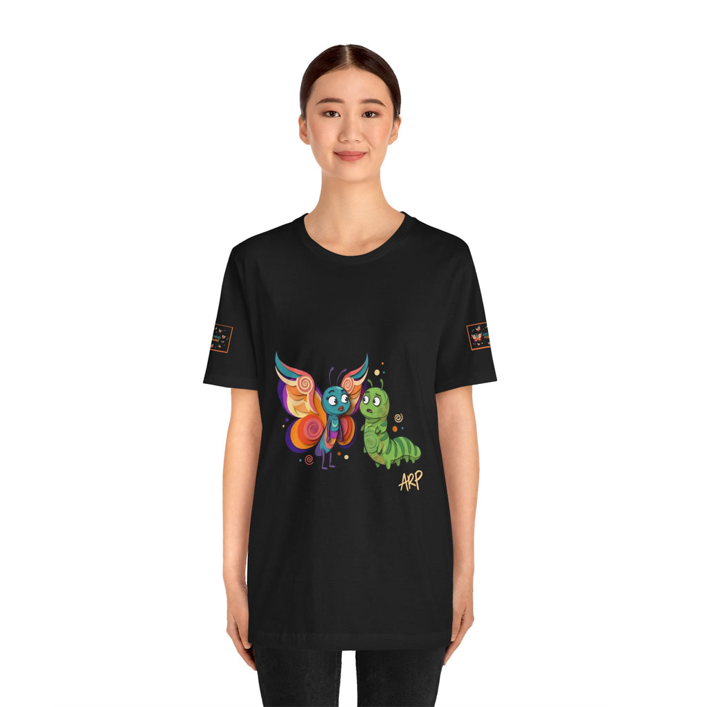 Allarmante T-Shirt Unlimited Tee Flip Variant — Maglietta Grafica Stravagante Farfalla e Bruco