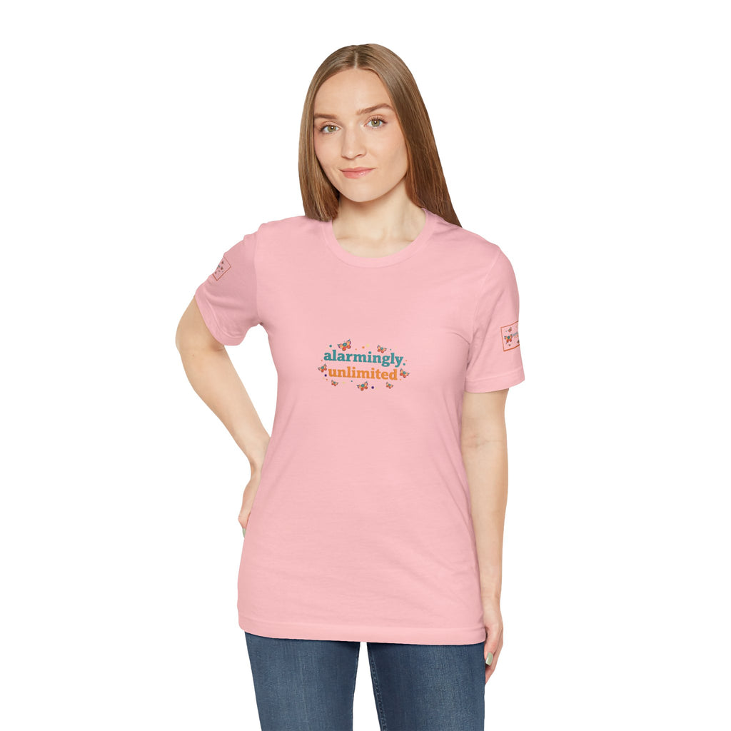 T-shirt Alarmingy Unlimited — Maglietta Grafica con Farfalla e Bruco Stravaganti