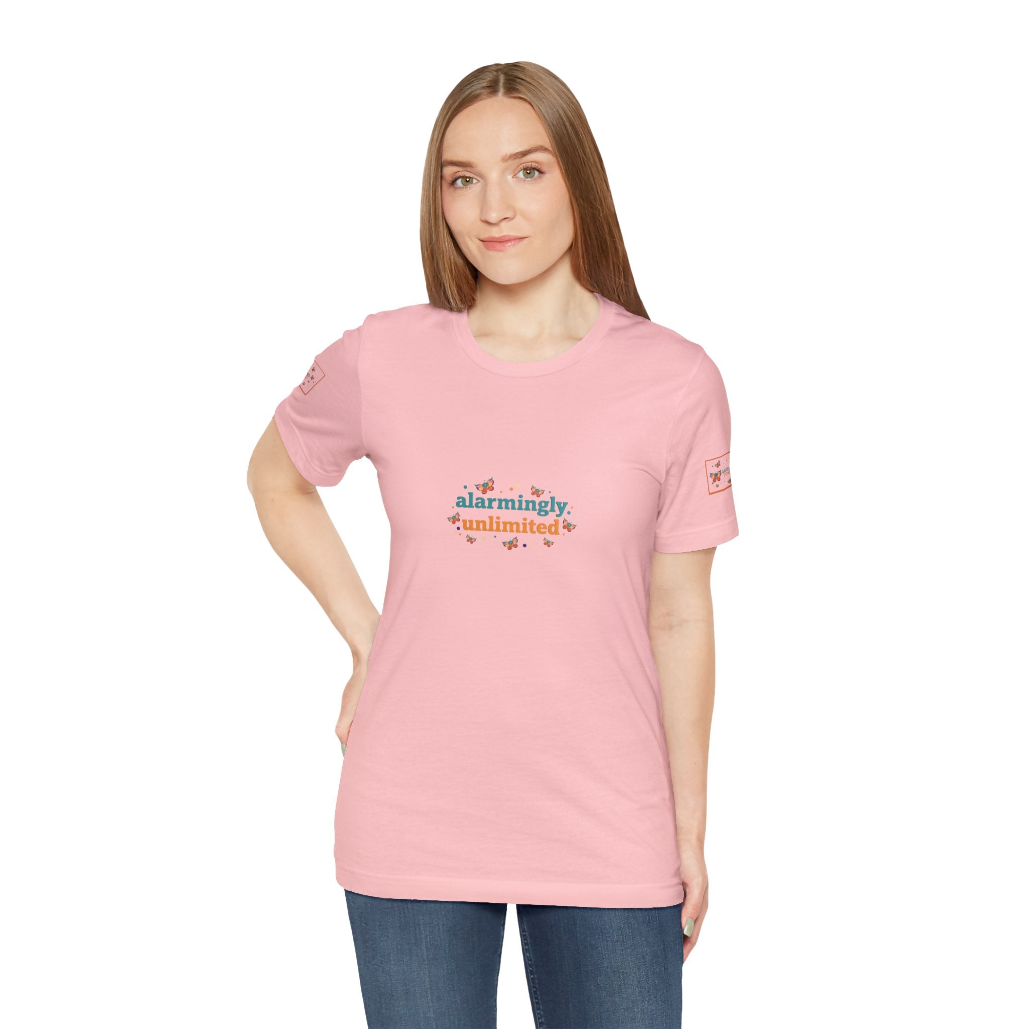 T-shirt Alarmingy Unlimited — Maglietta Grafica con Farfalla e Bruco Stravaganti
